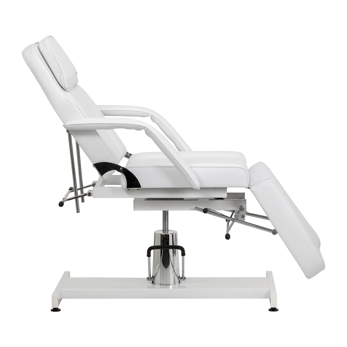 Sillon 210 hydraulic chair in reclined position for studio work