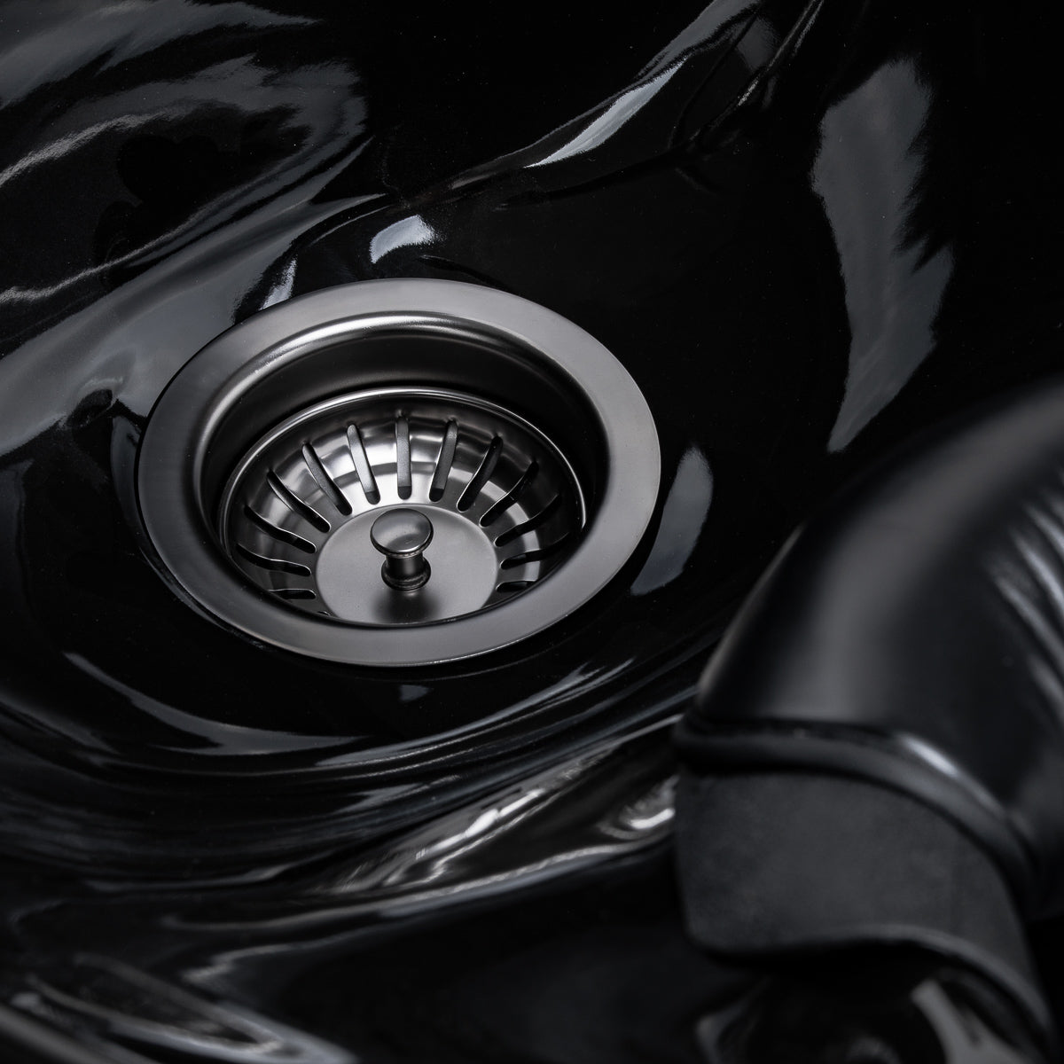 Gabbiano Ines Bac De Lavage Électrique Avec Massage – Noir · Détail de l’évacuation