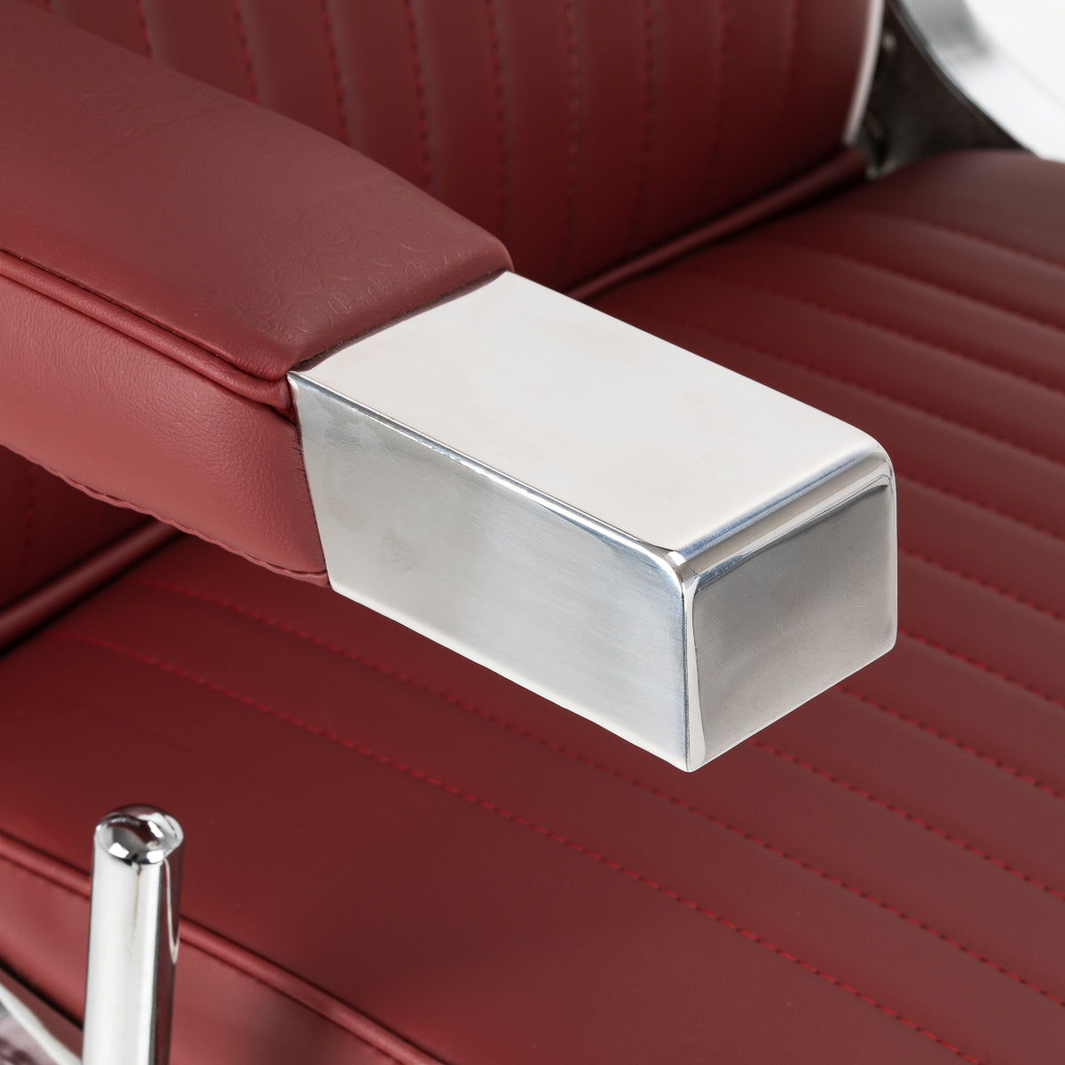 Gabbiano Visionerio+ fauteuil de barbier hydraulique – Rouge, cadre chromé; détail de l’extrémité chromée de l’accoudoir