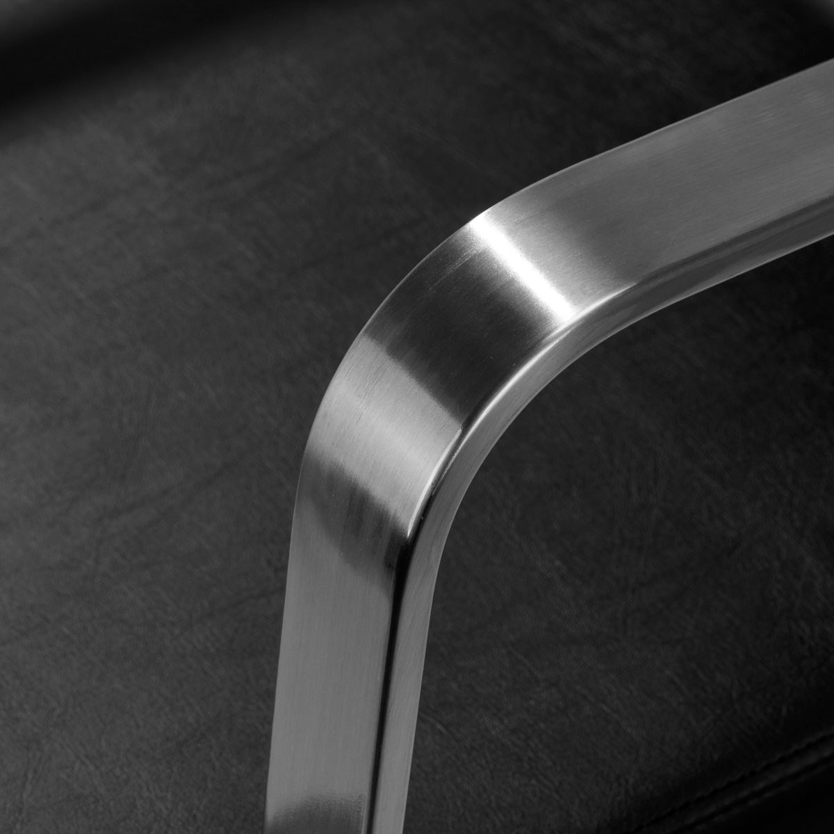 Gabbiano Porto hairdressing chair black - BVShop