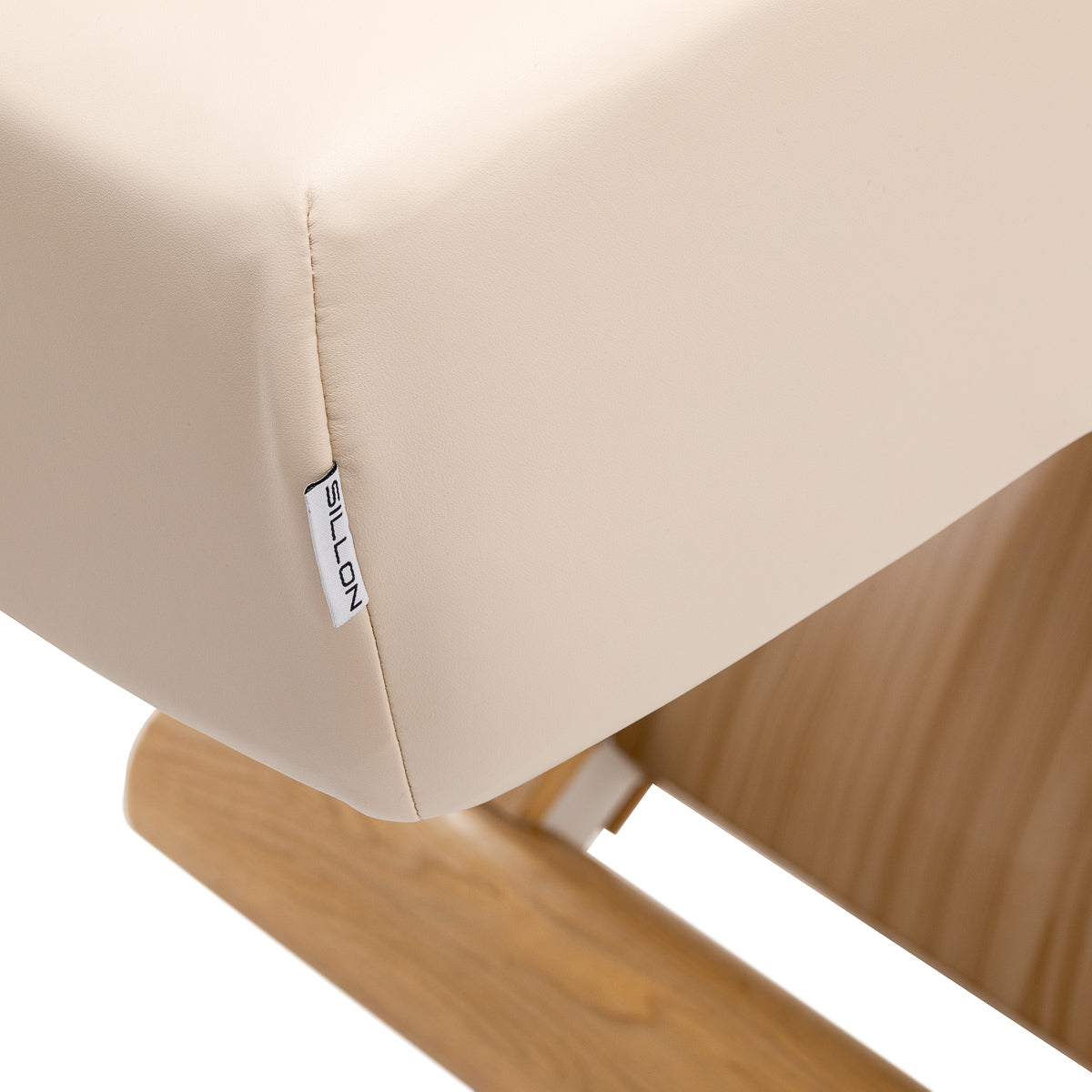 Cream SPA lounger Sillon Siesta with light brown base, beauty salon furniture perfect for relaxing treatments.