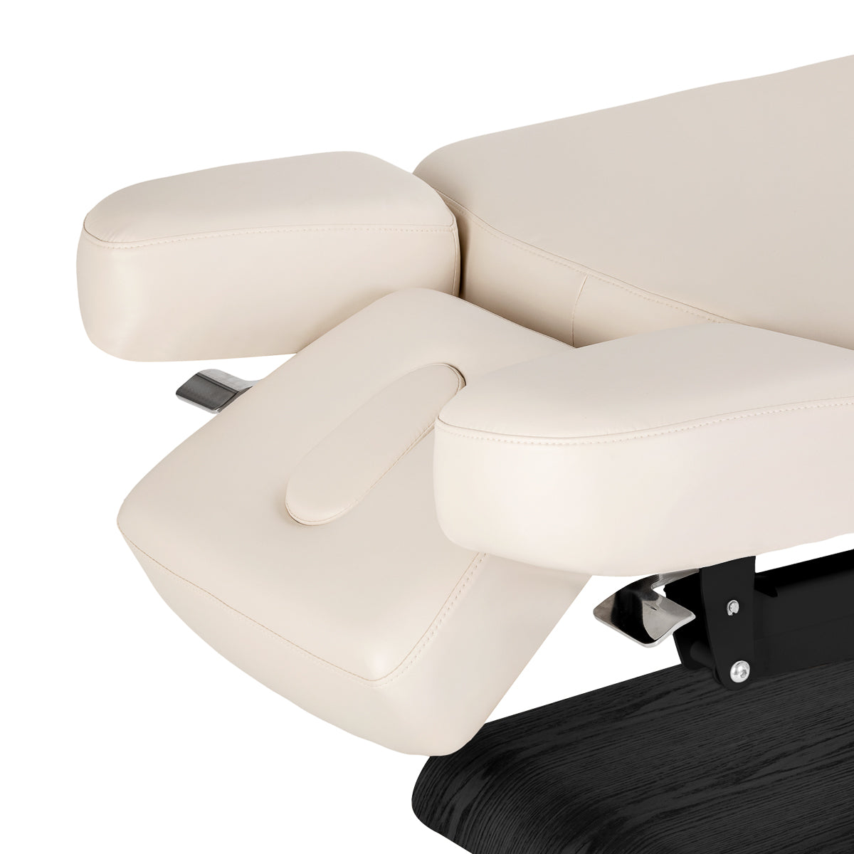 Cream-colored SPA lounger Sillon Relax with black base, designed for beauty salon furniture, featuring cushioned seating and adjustable backrest.