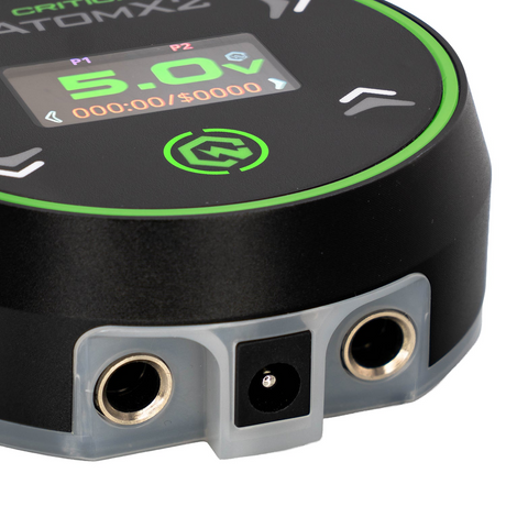 Critical Tattoo Atom X2 Bloc D'Alimentation Noir — gros plan de l'écran, des commandes et des connexions