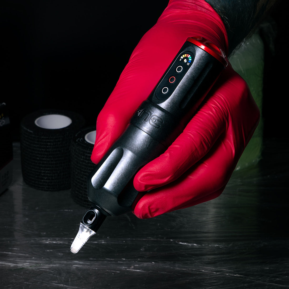 FK Irons ONE Charcoal/Ruby wireless tattoo machine and battery